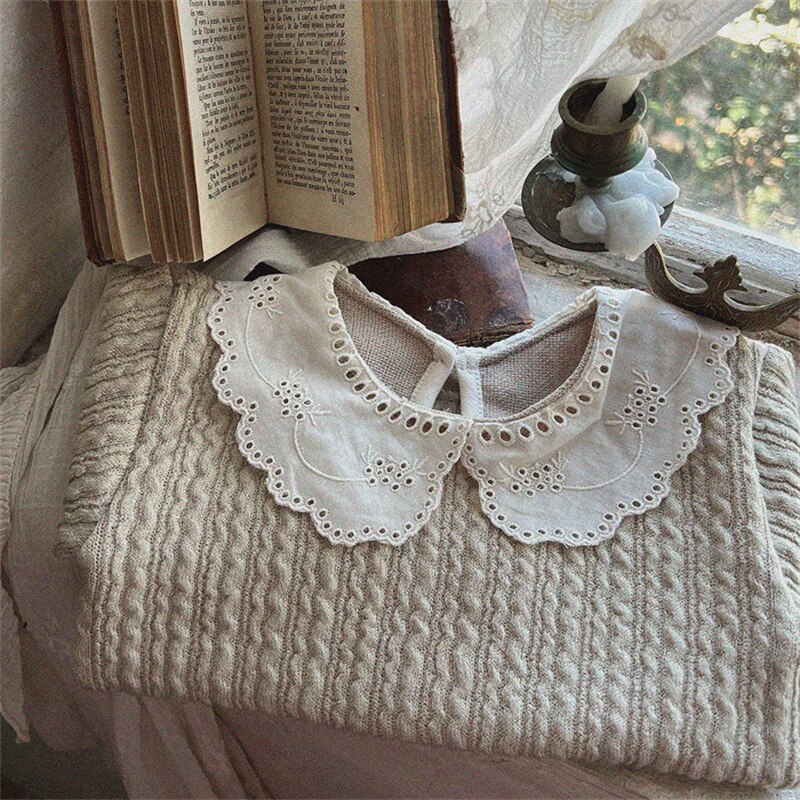 Knitted long sleeve top with lace collar