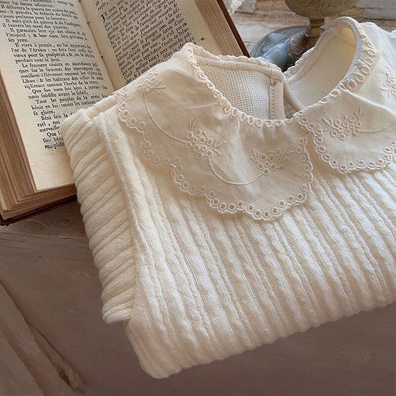 Knitted long sleeve top with lace collar